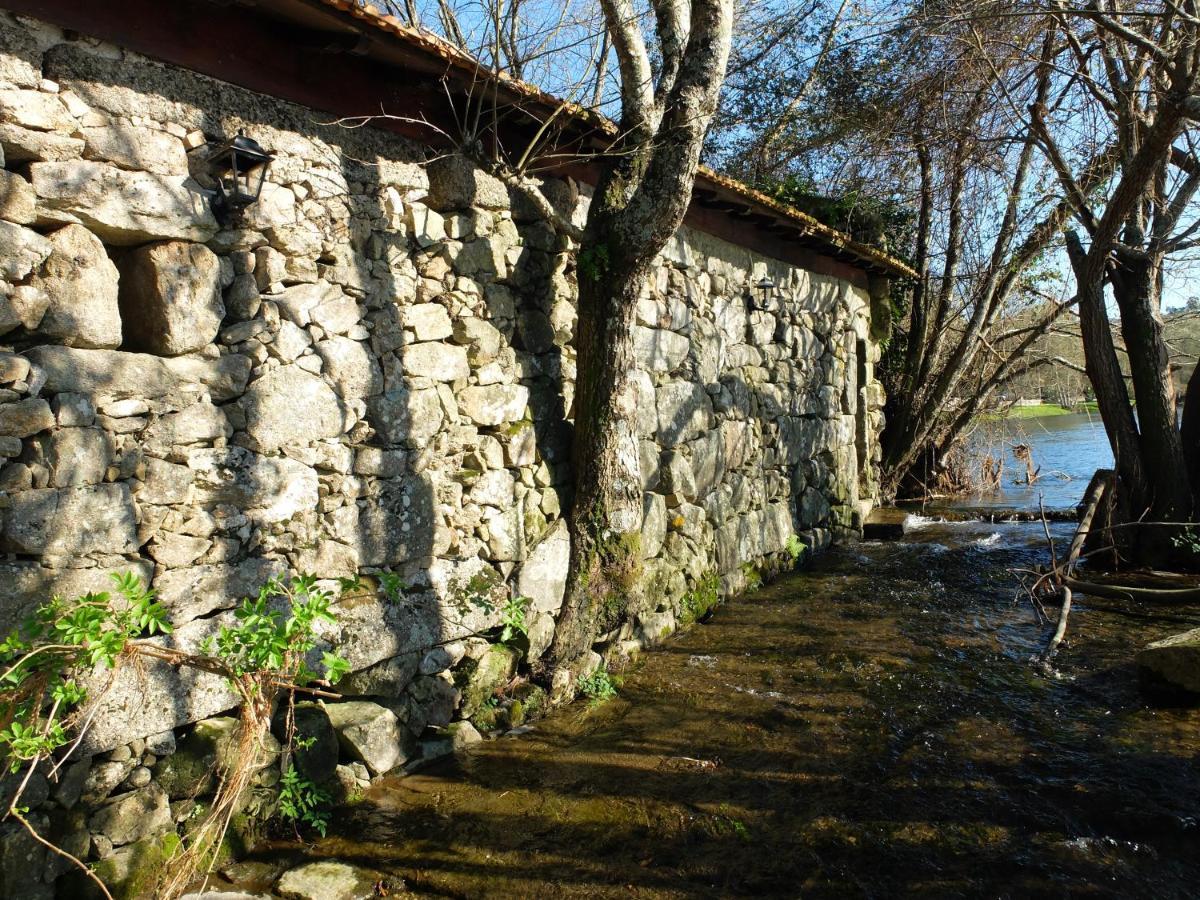 Casas Da Azenha Do Rio Barreiros (Amares)
